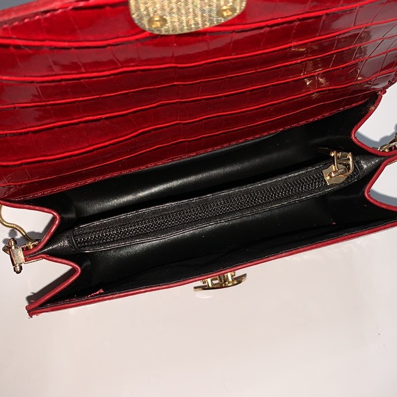 Women's Faux Crocodile Skin Crossbody Bag - Picture 7 of 8